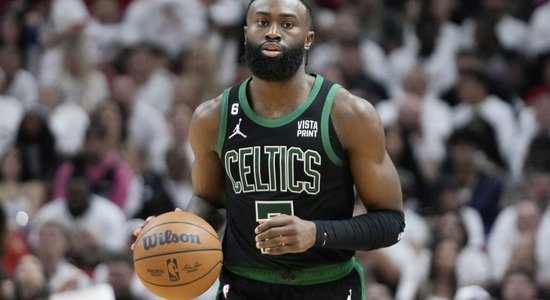 'Celtics' bez Porziņga nodrošina vietu sezonas laikā notiekošā turnīra 'play-off'