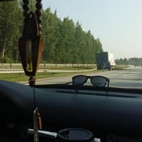 Video: 'Melnajā punktā' uz Jelgavas šosejas avarējis kravas auto