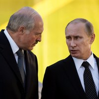 Lukašenko lūdzis Putinam piegādāt ieročus
