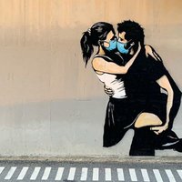 ФОТО. Поцелуй в масках — влюбленные пары запустили в соцсетях флешмоб