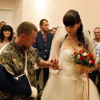 Первая свадьба в ДНР: ополченец Моторола женился на местной девушке