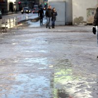 Скользкие улицы: Латвия по-прежнему борется со льдом