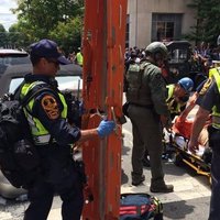 ВИДЕО: Автомобиль врезался в группу протестующих в Виргинии