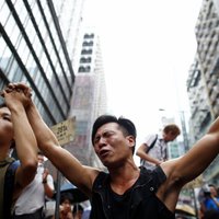 Honkongā naktī turpinājās sadursmes starp protestētājiem un valdības lojālistiem
