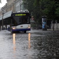 Rīgā cīņā ar stiprajām lietavām gatavi doties 10 ūdens sūknētāji