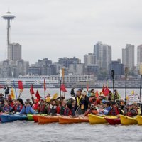 Foto: Cilvēki laivās protestē pret naftas ieguvi Aļaskā