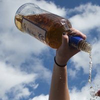 Alkohola tūristu aptauja: igauņi Latvijā iztērē līdz pat 250 eiro