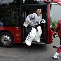 Foto: Latvijas hokejisti iesildās kaujai pret slovākiem