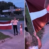Video: Prezidents piestāj sasveicināties ar ģimeni, kas viņu gaidīja ar karogu
