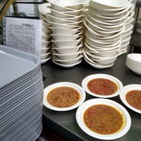 С четверга в Риге откроются еще четыре пункта раздачи горячей еды малообеспеченным