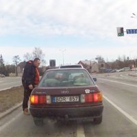 Video: Lietuvā apvidnieka vadītājs iekausta lēni braucošu 'Audi' vadītāju