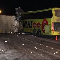 Igaunijā autobusa un kravas auto sadursmē iet bojā šoferis no Latvijas