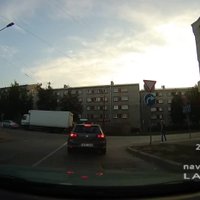 Video: Auto ar Lietuvas numurzīmi Rīgā pārkāpj ceļu satiksmes noteikumus