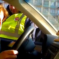Runājošs kāmītis izsmej krievu ceļu policistu
