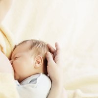 Seši neparastāki iemesli, kāpēc mammai nāk par labu bērna zīdīšana ar krūti