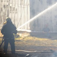 'Vienu soli no eksplozijas': liesmas plosa būvmateriālu veikalu pie DUS Smiltenē