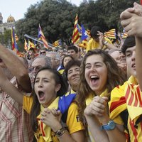 Сторонники независимости Каталонии встали в 400-километровую цепь