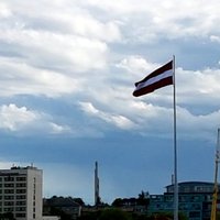 Vai uz AB dambja plīv Austrijas karogs – aculiecinieki ziņo par milzu karoga nepareizajām proporcijām