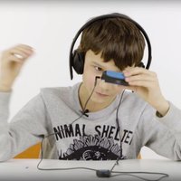 ВИДЕО: Как дети реагируют на старый телефон, ноутбук и другие гаджеты из нашего прошлого