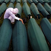Lielākā masu slepkavība Eiropā kopš Otrā pasaules kara: Srebrenicas slaktiņam 25