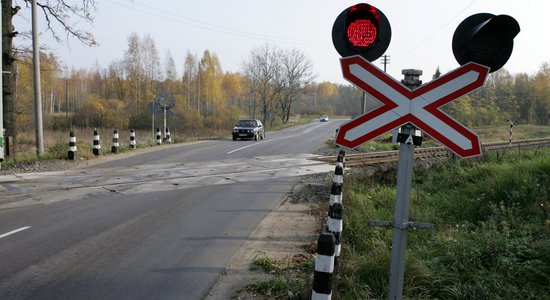 В Добельском крае столкнулись поезд Рига-Лиепая и автомобиль: пострадал водитель