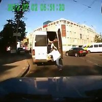Video: Ukrainā sieviete izkrīt pa mikroautobusa aizmugurējām durvīm