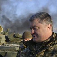 Porošenko: Krievija jebkurā brīdī var sākt sauszemes operāciju pret Ukrainu