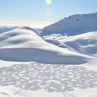 Foto: Mākslinieks sniegā iestaigā milzīgas 'gleznas'