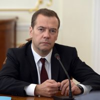 Медведев поручил рассмотреть ответные санкции против украинских авиакомпаний