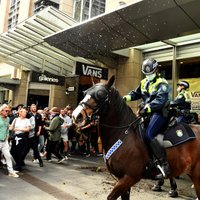 Sidnejā karantīnas pretinieku sadursmēs ar policiju vairāki aizturētie