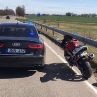 Foto: Lietuvas policijas 'Audi A6' pirmais brangais ķēriens – motociklists ar 169 km/h