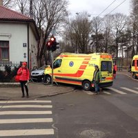 ФОТО: Возле школы столкнулись легковушка и машина "скорой помощи"; три человека доставлены в больницу