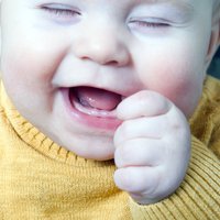Kas jāzina vecākiem par mazuļa pirmo zobiņu kopšanu