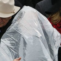 Foto: Trampa runu aizēno Buša cīņa ar lietusmēteli
