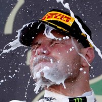 Botass izcīna uzvaru Japānas 'Grand Prix', 'Mercedes' triumfē Konstruktoru kausā