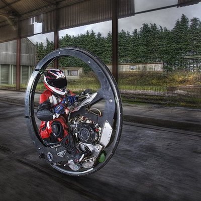 Video: Brits ar monociklu uzstādījis braukšanas ātruma rekordu