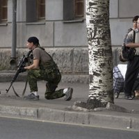 Doņeckā teroristi sarīkojuši vietējās patriotes publisku pazemošanu