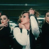 Interneta hits: Meitenes Rīgas lielveikala autostāvvietā dejo Madonnas stilā