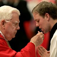 Pāvests apmeklēs pedofilu piesedzēja kardināla Bernarda Lo bēres