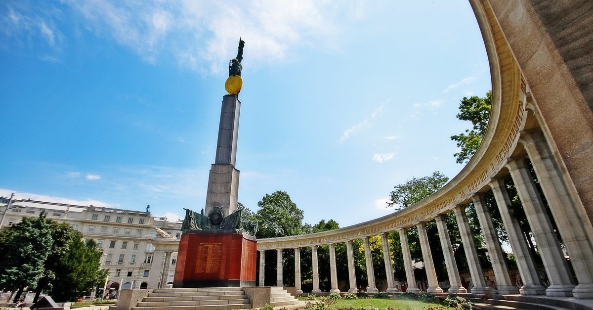 Latvian Exiles’ Pink Protest at Soviet Red Army Monument in Vienna