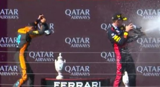 Video: Noriss uz pjedestāla neapdomīgi saplēš dārgu Ungārijas 'Grand Prix' uzvarētāja Verstapena trofeju