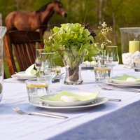 Ēdam ārā! Idejas, kā skaisti un ērti ieturēt maltīti uz terases vai dārzā