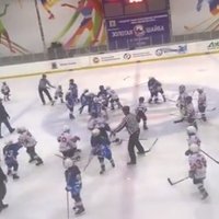 Video: Krievijā masveida kautiņu sarīko astoņus gadus veci hokejisti