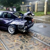 Foto: Pārdaugavā 'BMW' ietriecas tramvajā