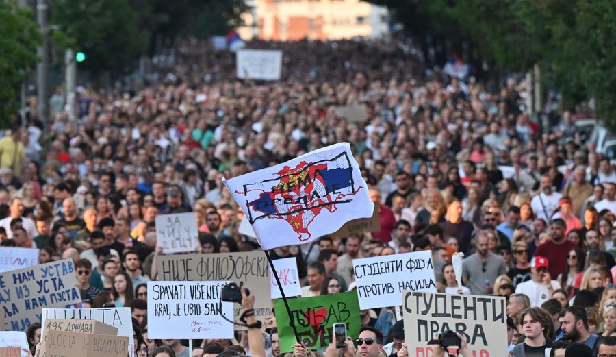 Belgrade Protests Against President Vucic and Violence: Tens of Thousands on the Streets