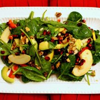 Зеленый салат зимой – с гранатовыми зернышками и орехами