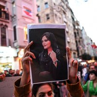 Irānu jau piekto dienu pārņēmuši protesti saistībā ar aizturētas sievietes nāvi