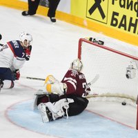 Latvijas hokejisti divreiz nenotur divu vārtu pārsvaru un piedzīvo sāpīgu zaudējumu ASV