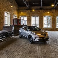 Foto: Latvijā prezentēts jaunais 'Toyota C-HR' automobilis
