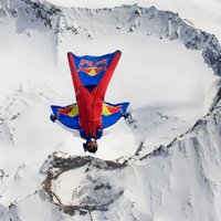 ВИДЕО: Россиянин-экстремал прыгнул с шестой по высоте горной вершины мира